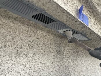 横浜市港南区H様邸軒天換気口塗装上塗り1回目