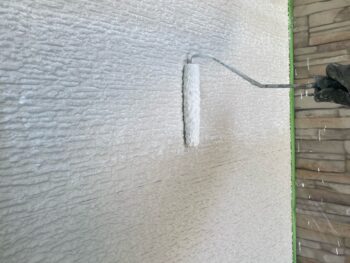 横浜市栄区W様邸ファインパーフェクトトップSi外壁塗装下塗り