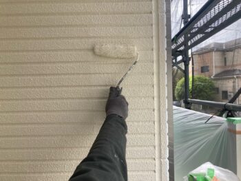 横浜市栄区H様邸パーフェクトトップSi外壁塗装上塗り2回目