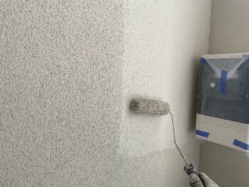 横浜市港南区H様邸パーフェクトトップSi外壁塗装上塗り2回目