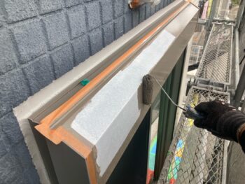 横浜市栄区H様邸シャッターボックス塗装上塗り１回目
