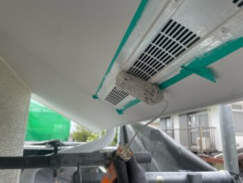 横浜市栄区W様邸軒天換気口塗装上塗り2回目