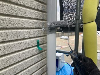 横浜市栄区H様邸竪樋塗装上塗り1回目