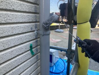 横浜市栄区H様邸竪樋塗装上塗り2回目