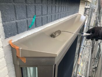 横浜市栄区H様邸出窓天端塗装上塗り2回目