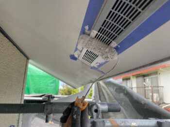 横浜市栄区W様邸軒天換気口塗装上塗り1回目