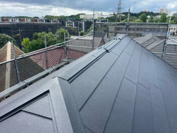 横浜市緑区N様邸屋根カバー工法棟換気取り付け