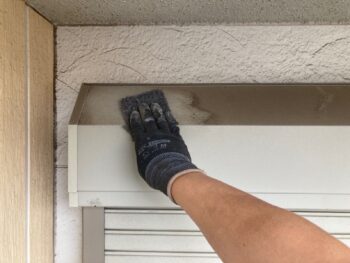 横浜市都筑区N様邸シャッターボックス塗装前ケレン